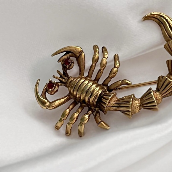 SOLD Vintage Gold Tone Scorpion Brooch Pin - Picture 2 of 8